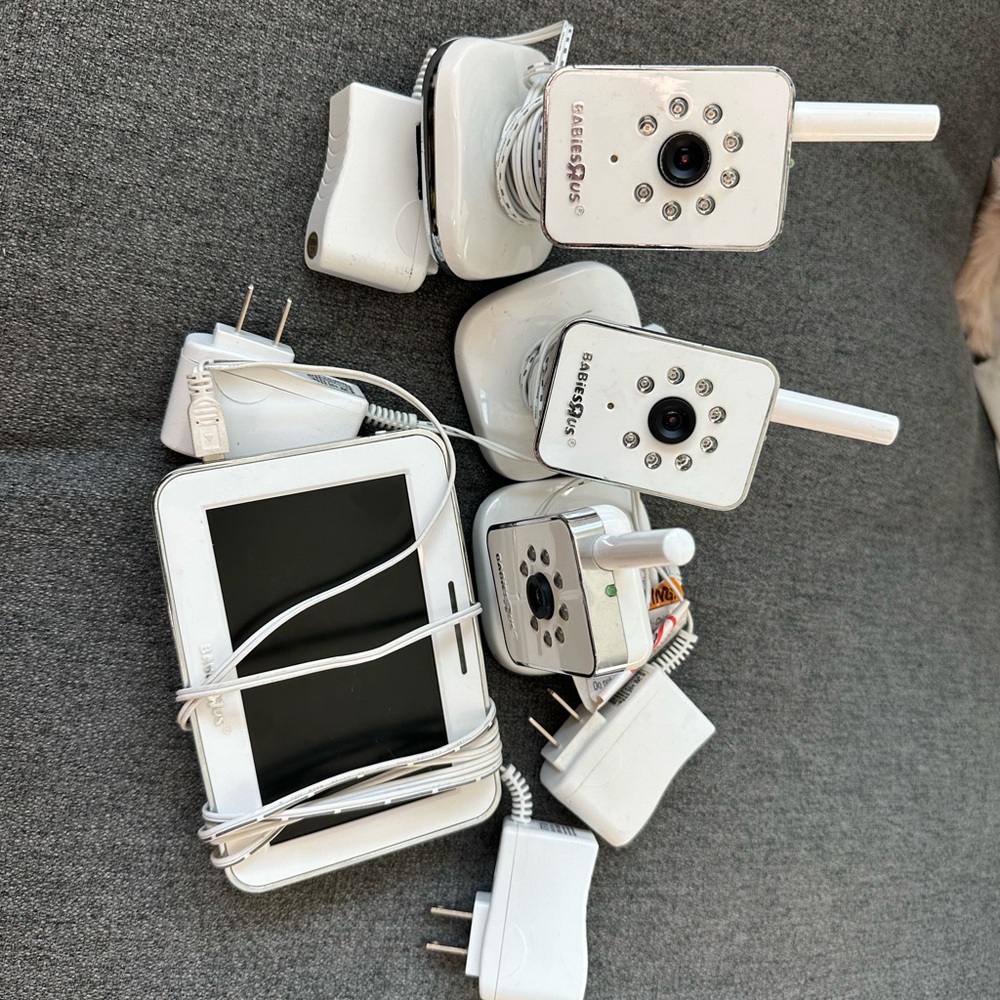 Babies R Us Baby Monitor Set with 3 Cameras used and works no longer need